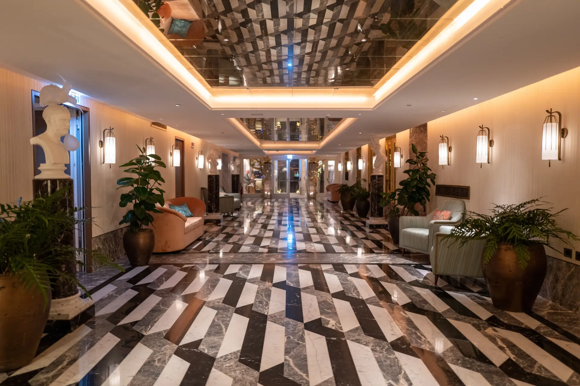 Luksuzna hotelska recepcija za sprejem gostov