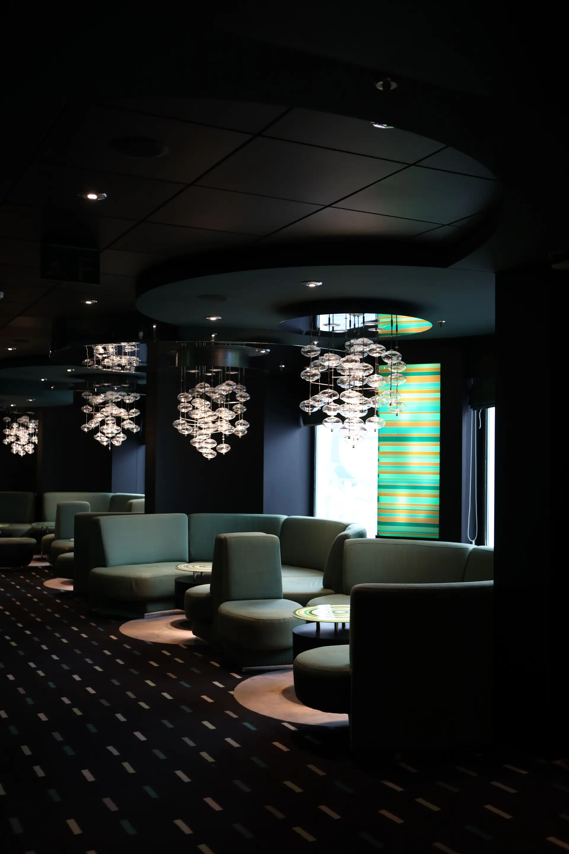 Elegantna hotelska avla s kristalnimi lestenci